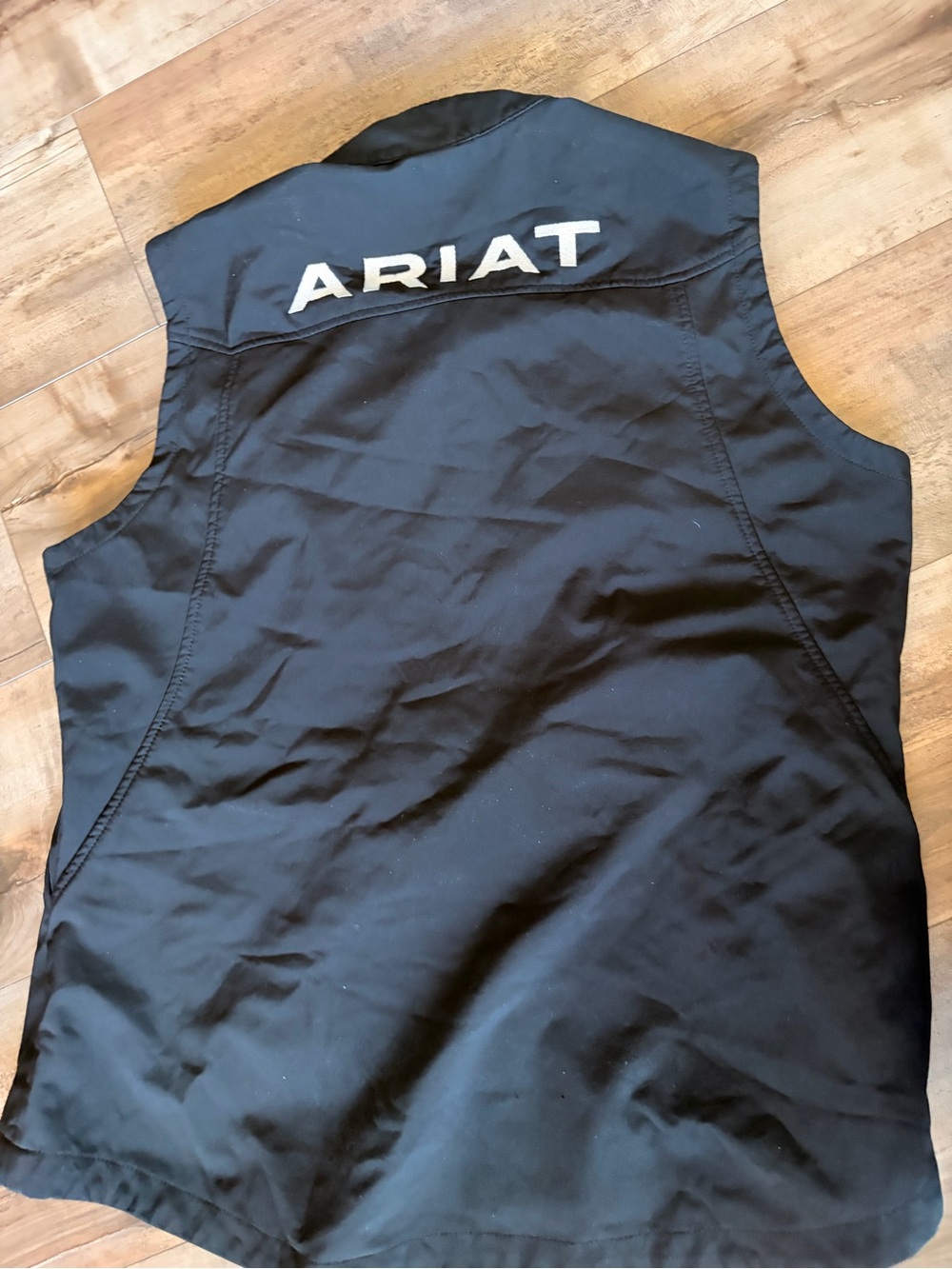 Ariat women’s soft shell vest. Size XL women’s. Perfect for fall/winter.